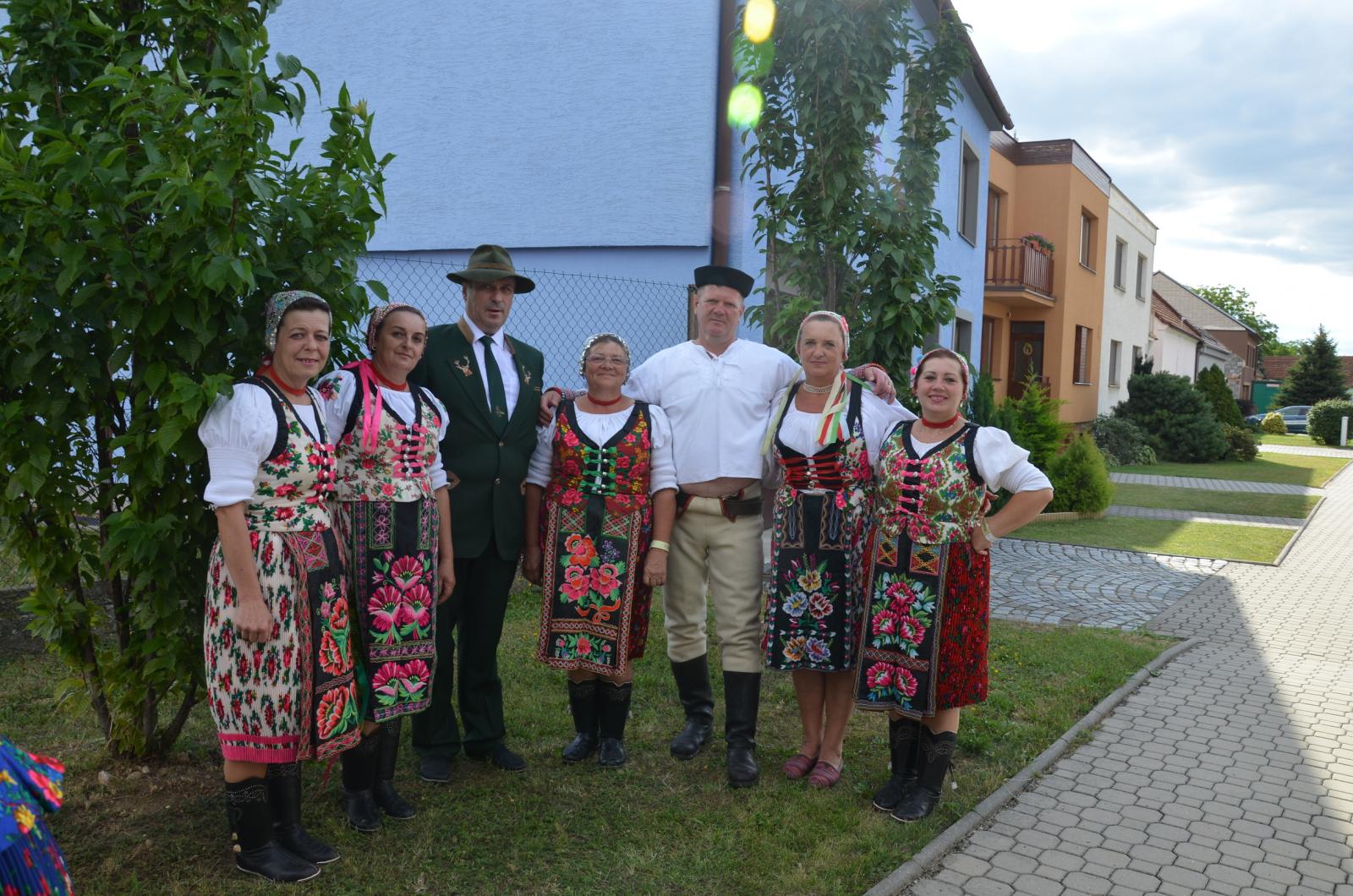 Fotogaléria Folklórna skupina Vernár na Mikovských dožinkách na Morave - 12.8.2017 (26) Folklórna skupina Vernár na Mikovských dožinkách na Morave - 12.8.2017