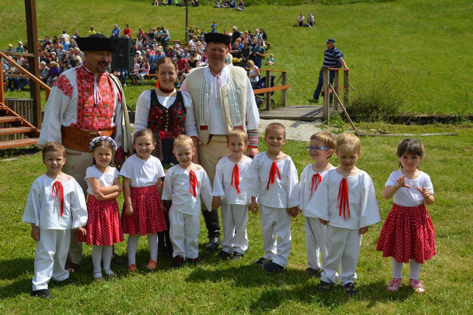 Fotogaléria Vernárske folklórne slávností v podaní detí z MŠ a burza výrobkov (24) Vernárske folklórne slávností v podaní detí z MŠ a burza výrobkov